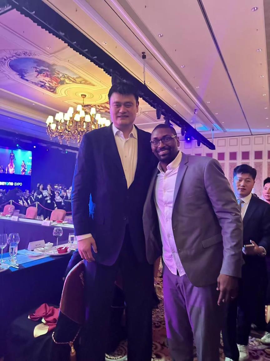 阿泰斯特曬與姚明合照：這是我最喜歡的隊(duì)友 姚??！